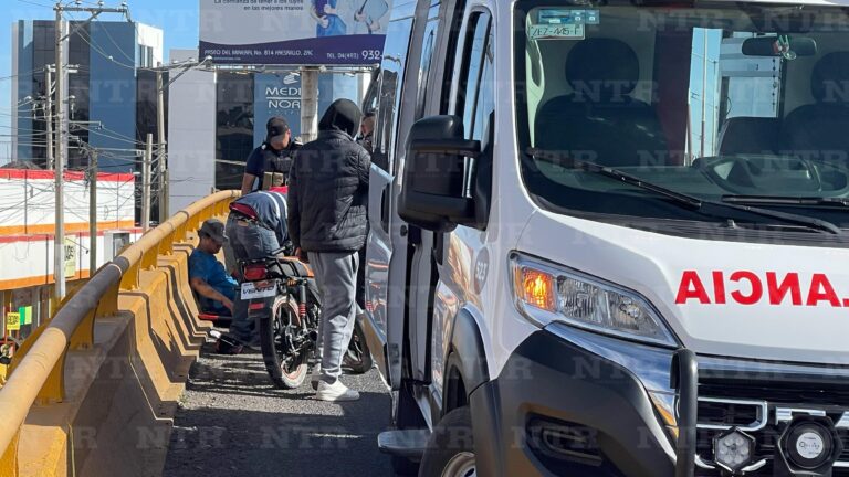 Motociclista pierde el control y cae al asfalto en Paseo del Mineral