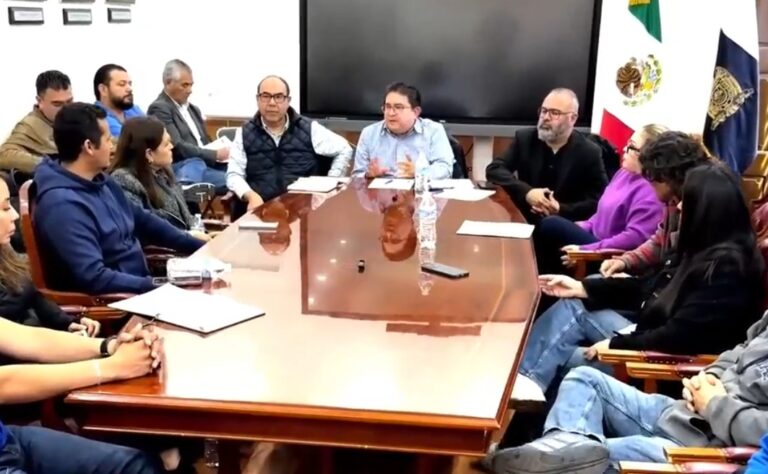 Ofrece rector basificaciones y cambios de categoría para evitar huelga