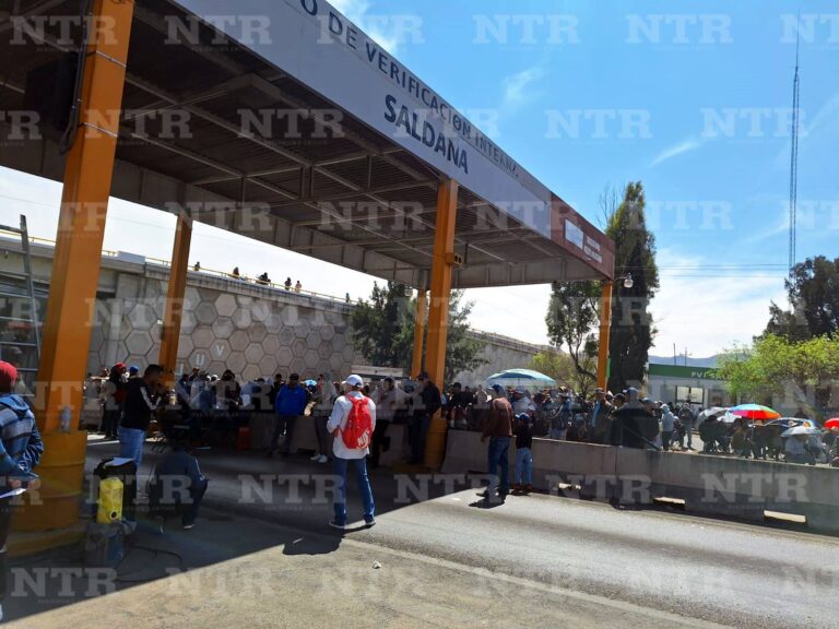 Paralizan profesores carretera de Pinos