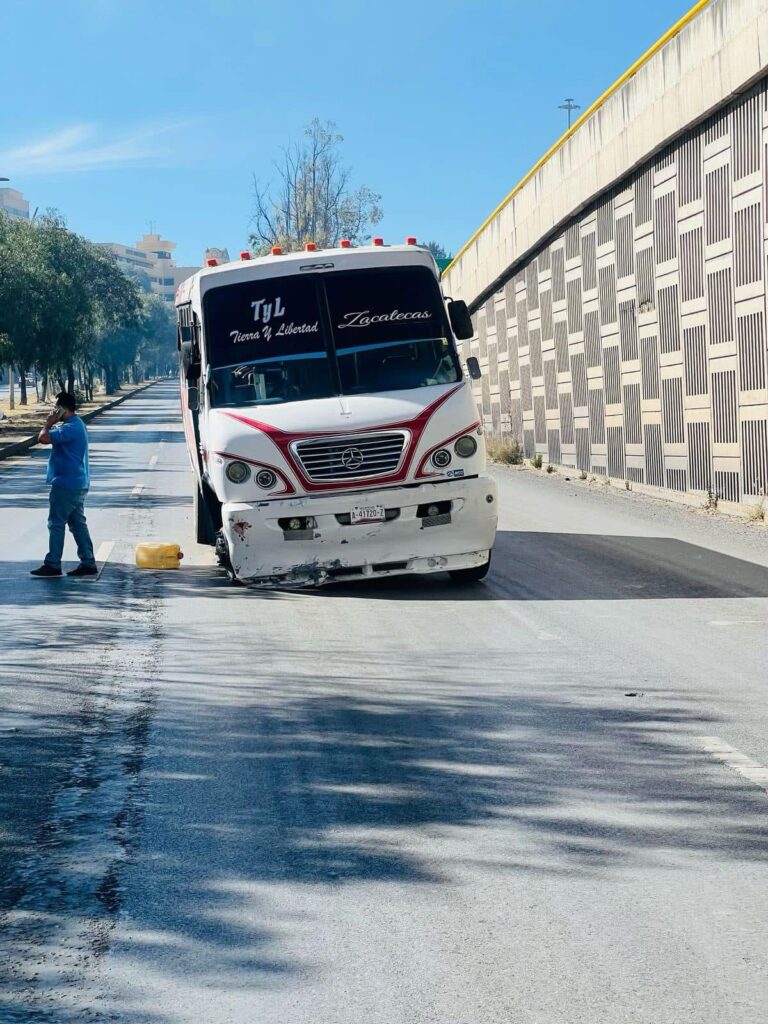Por exceso de velocidad, camión termina en sentido contrario