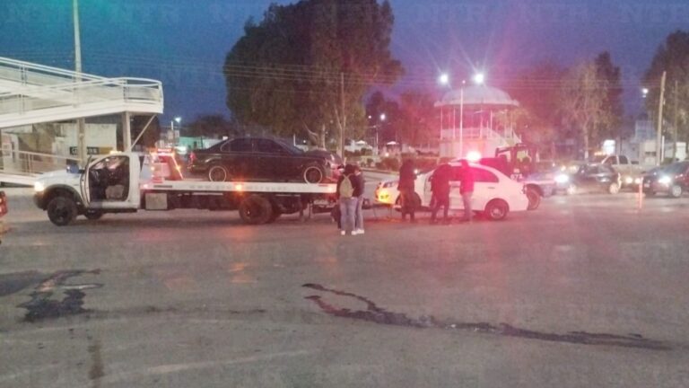 Por no respetar semáforo, chocan en avenida Plateros