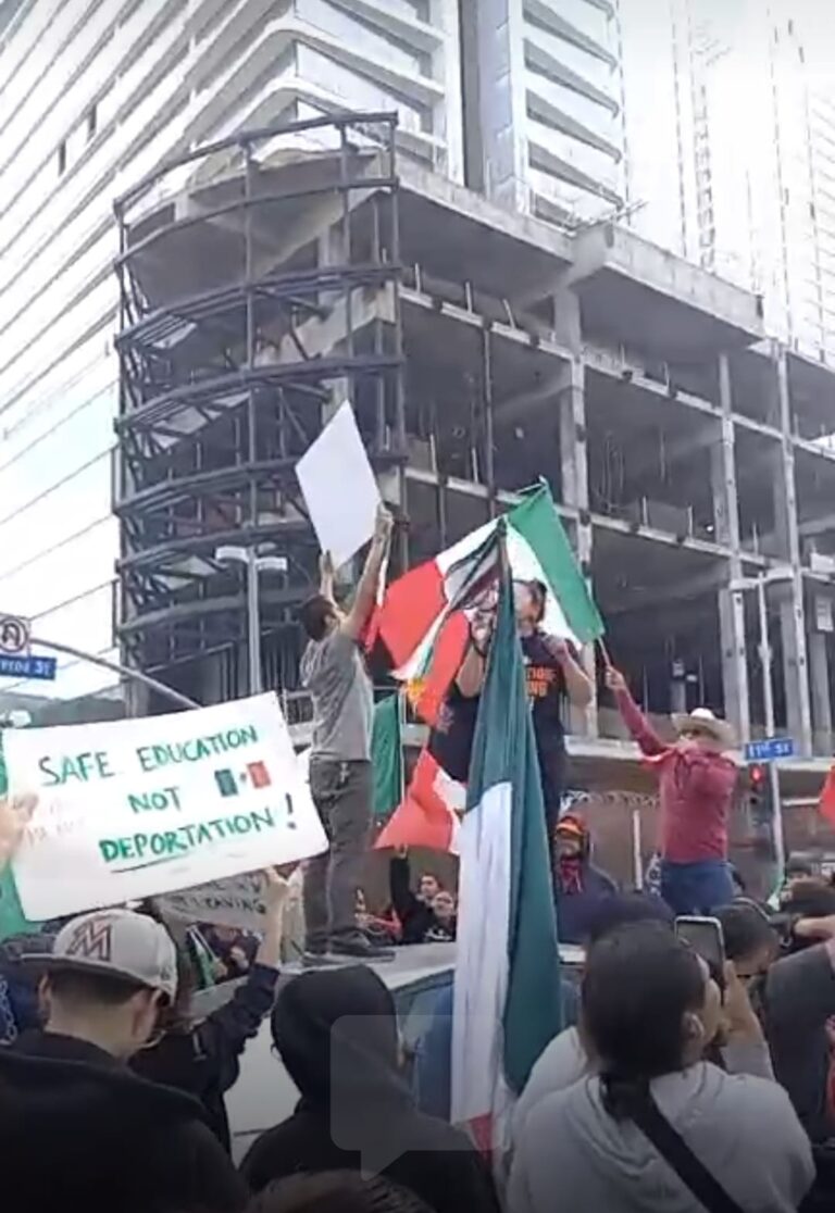 Protestan mexicanos contra redadas en EU