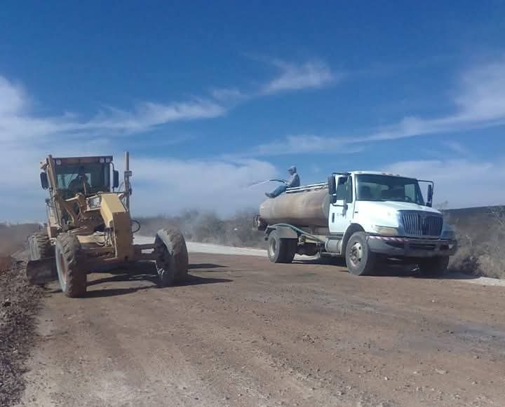 Quitan asfalto de carretera para hacerla transitable