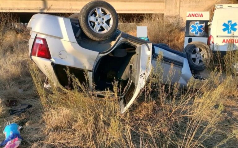 Vuelca mujer en puente carretero