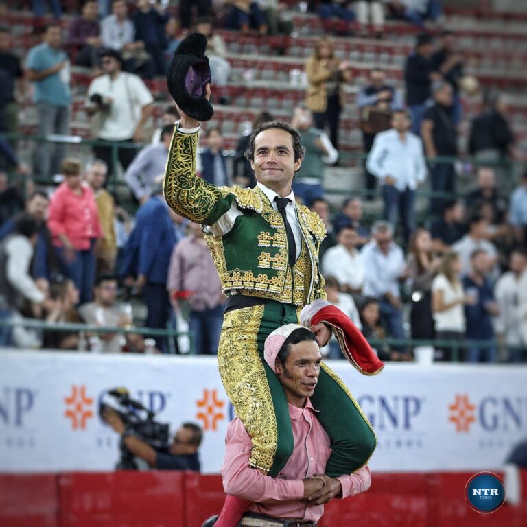 Sale a hombros Juan Pablo en Guadalajara