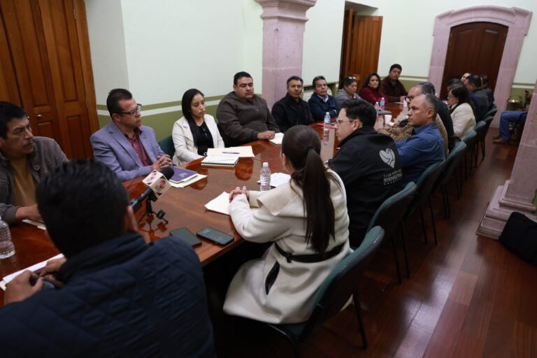 Sin acuerdos, gobierno y maestros