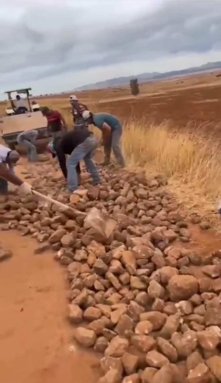 Con piedras y tierra, sombreretenses rehabilitan camino