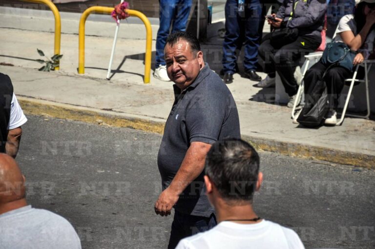 Taxistas confrontan a profesores