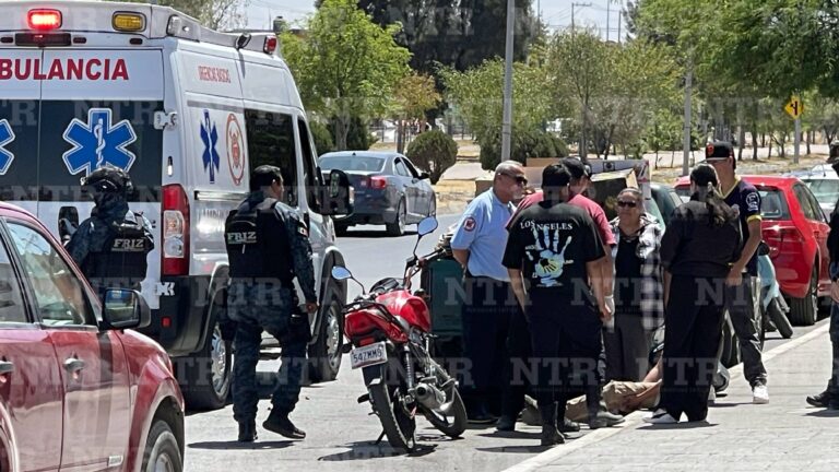 Joven cae de su motocicleta y termina fuertemente lesionado