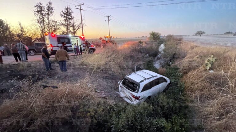 Choque entre dos camionetas deja daños materiales; sin lesionados