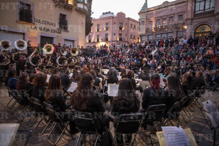 Protestan con serenata en apoyo a sinfónica