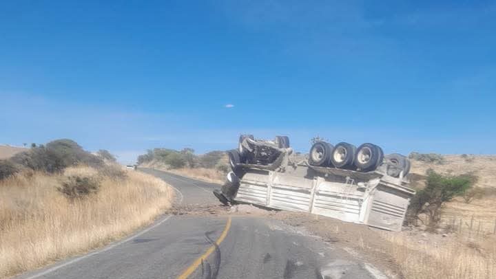 Vuelca tracto camión en la federal 44; afecta la circulación