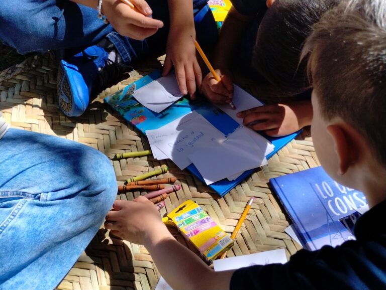 Aprenden niños sobre sus derechos con juegos y dibujos
