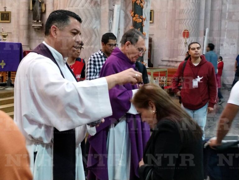 Celebran obispo y fieles el Miércoles de Ceniza