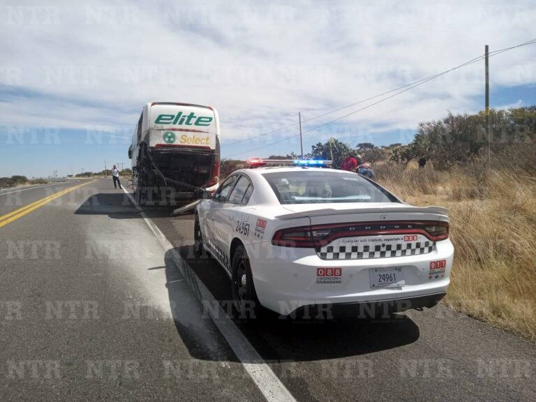 Chocan camión de pasajeros y tractocamión; se reportan dos lesionados