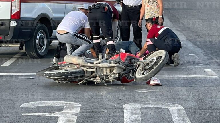 Choque entre motocicleta y automóvil deja un lesionado