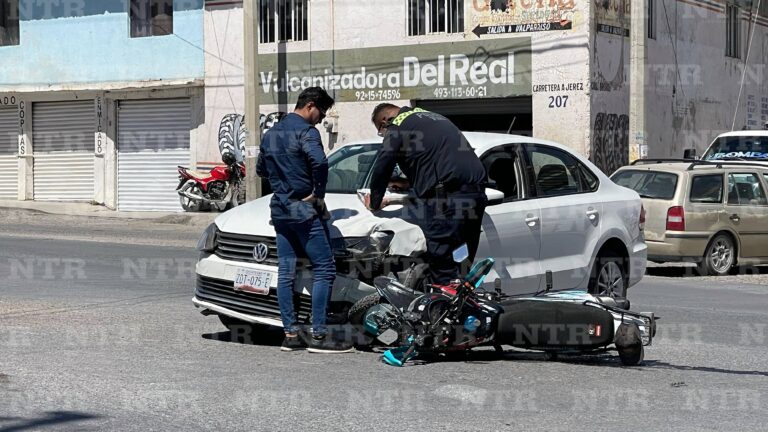Chocan conductores de auto y moto