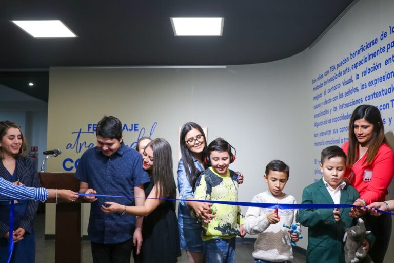 Comparten su creatividad niños autistas y artistas locales