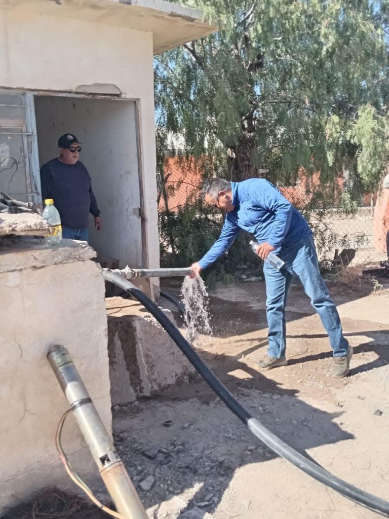 Suministran agua tras meses sin servicio