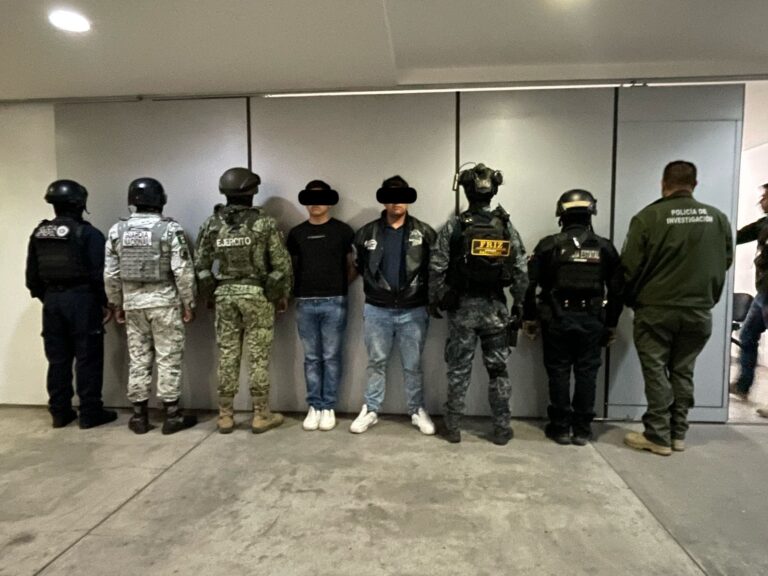Detienen a dos por delitos contra la salud y portación de armas