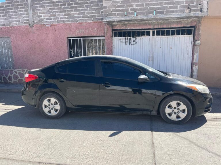 Detienen a hombre por circular en auto robado