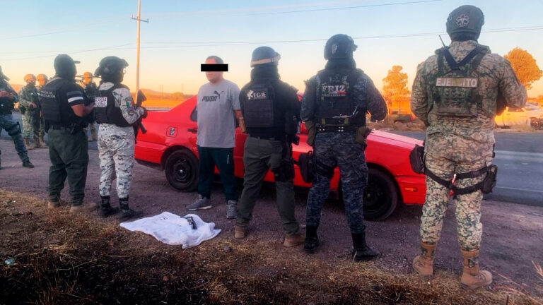 Detienen a hombre por portación de arma