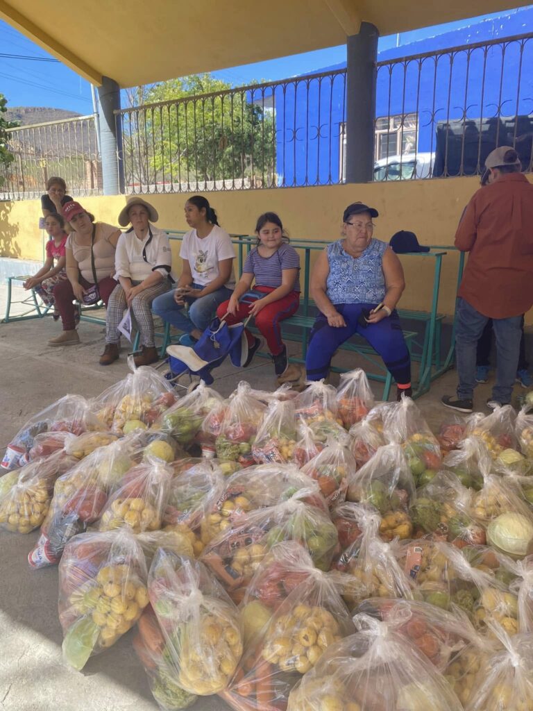 Entregan despensas a familias de Juchipila
