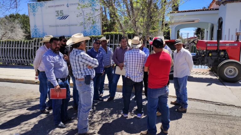 Entregan peticiones usuarios de pozos