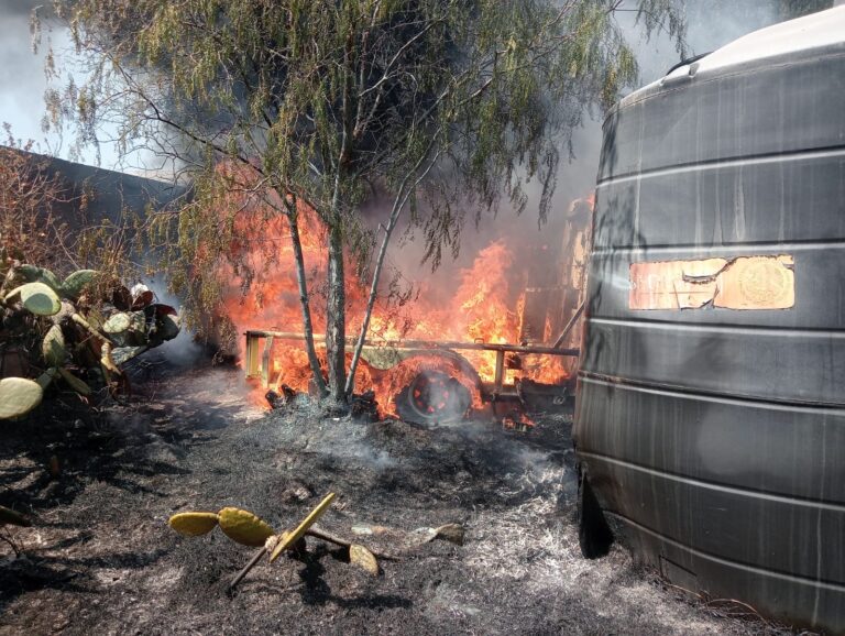 Incendio forestal se sale de control y daña vehículos