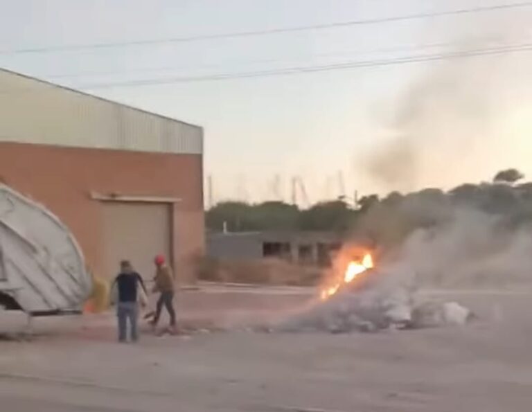 Brasas en basura ‘casi’ provocan incendio en Jalpa