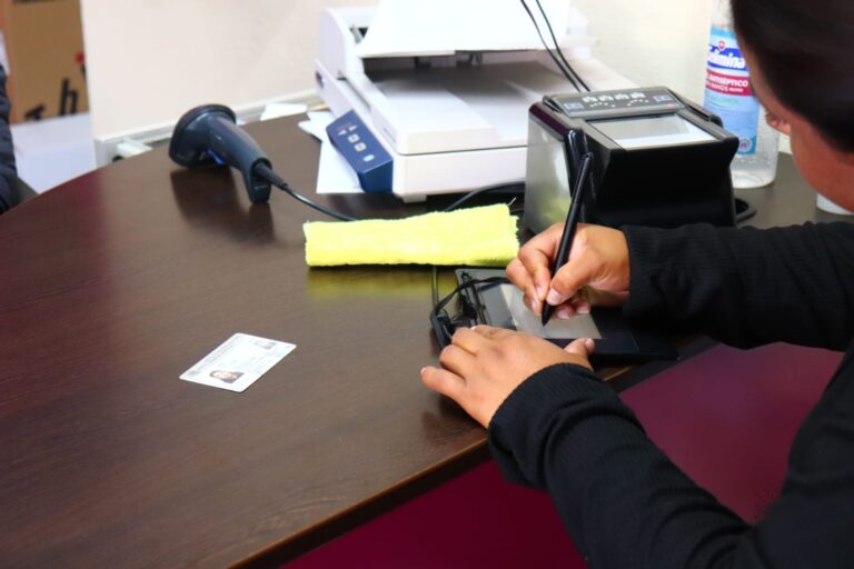 Pide INE recoger credencial para votar