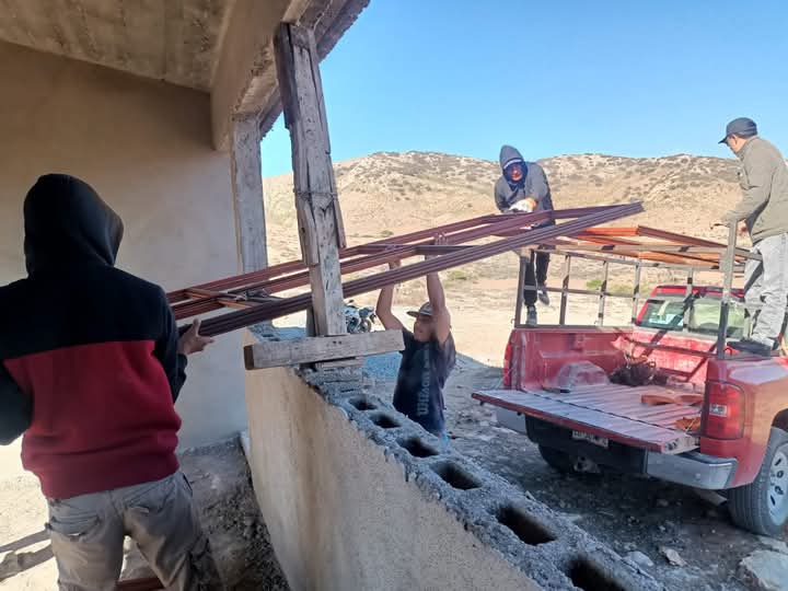 Entregan puertas y ventanas para escuela de Pinos