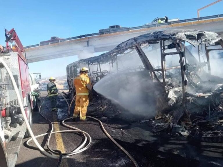 Reportan muertos por choque e incendio en vía de Durango