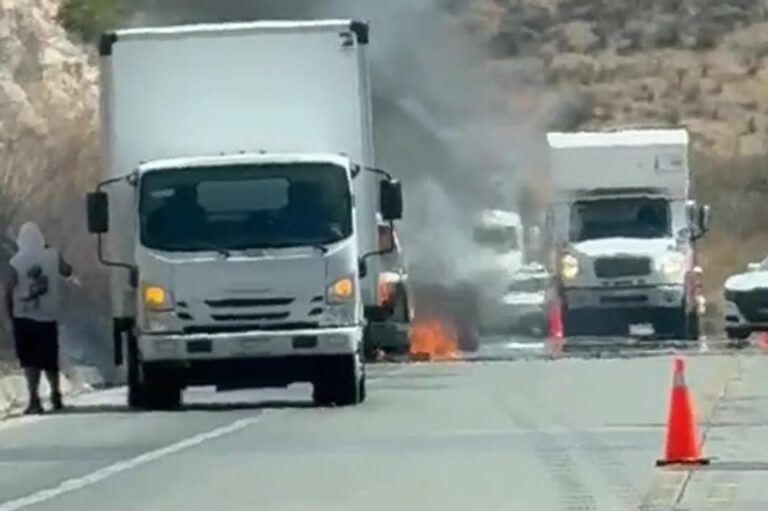 Se incendia vehículo en Cuauhtémoc