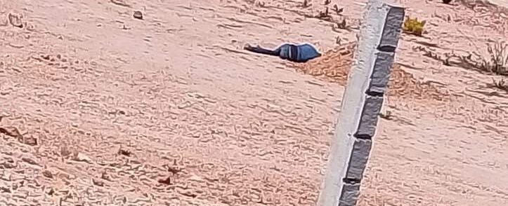 Localizan a hombre sin vida en predio; estaba golpeado