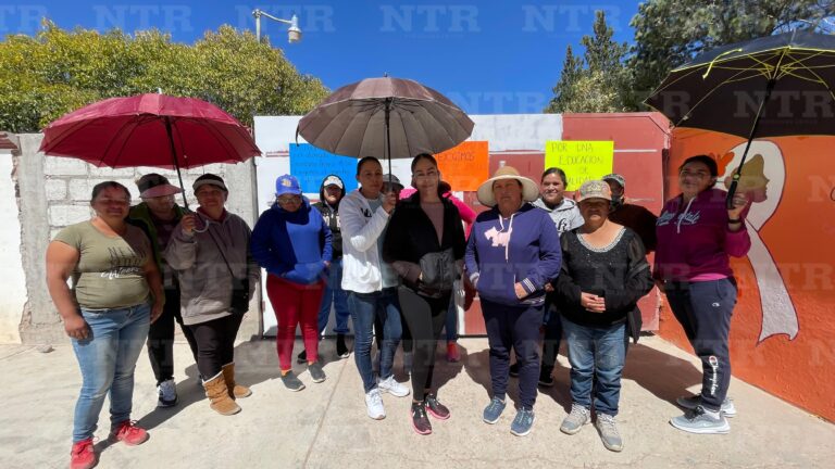 Toman escuela para exigir un maestro de inglés