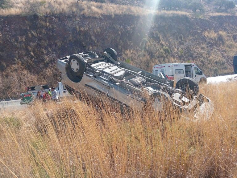 Vuelca camioneta en carretera de cuota federal 45