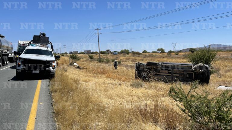 Camioneta se sale del camino; no se reportan heridos