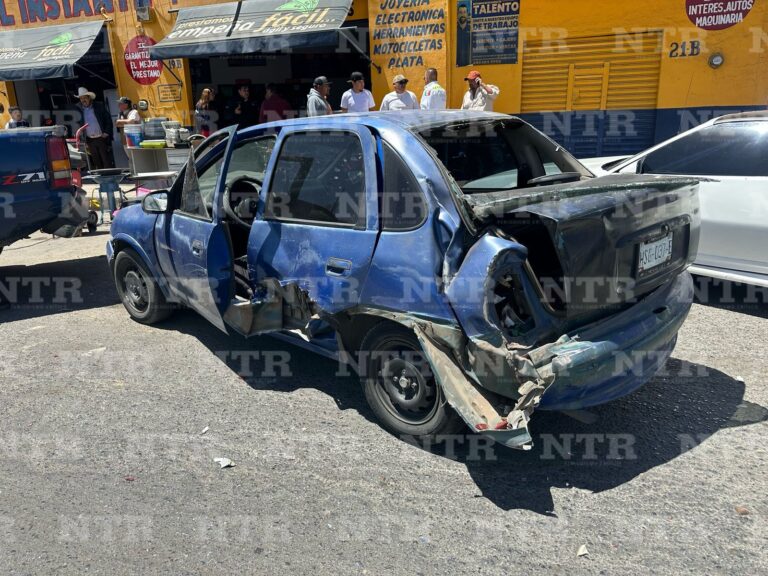 Camión de volteo impacta contra automóvil y ocasiona accidente