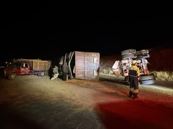 Choca camión de carga en autopista Aguascalientes; cierre total de la vía