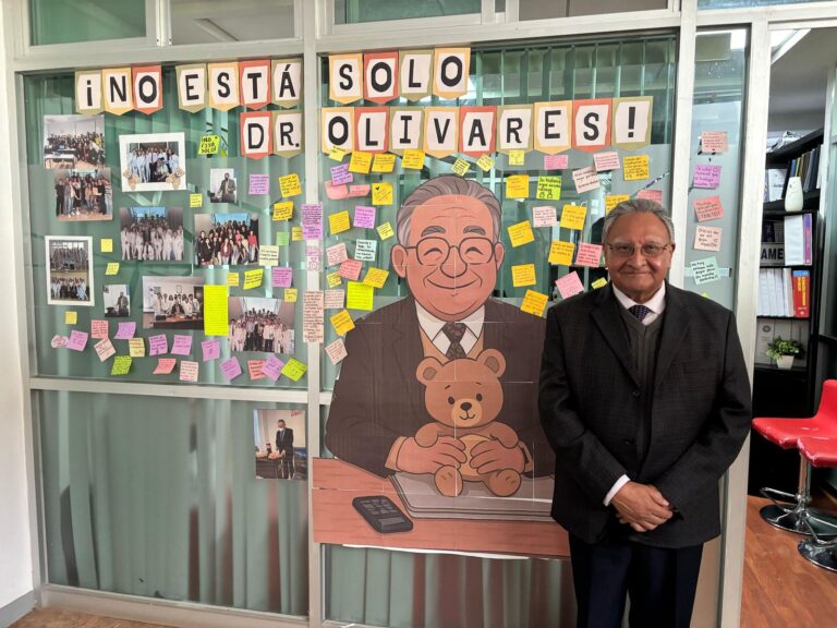 Alumnos reconocen trabajo del docente Cirilo Marcos Olivares
