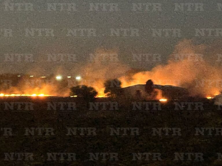 Arrasa incendio con dos bodegas y dos vehículos en Guadalupe