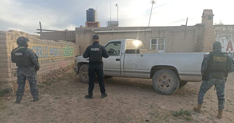 Aseguran vehículo robado en Pinos