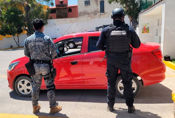 Detienen a hombre por circular en auto robado