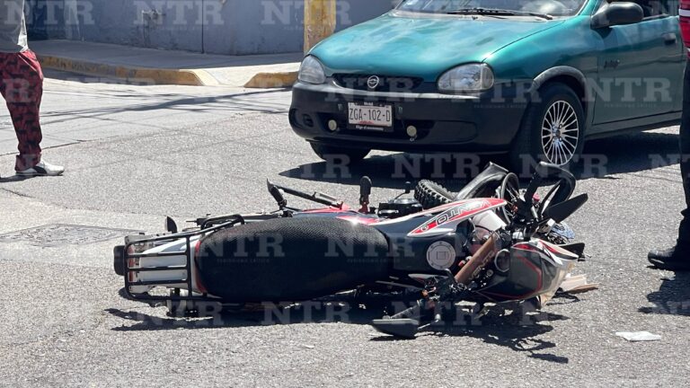 Chocan motocicleta y automóvil en Fresnillo