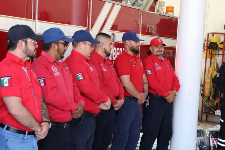 Entregan nuevos uniformes a bomberos de Jalpa