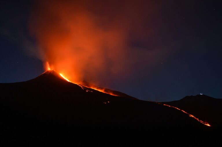 Deja volcán de Islandia de emitir lava aún siguen terremotos