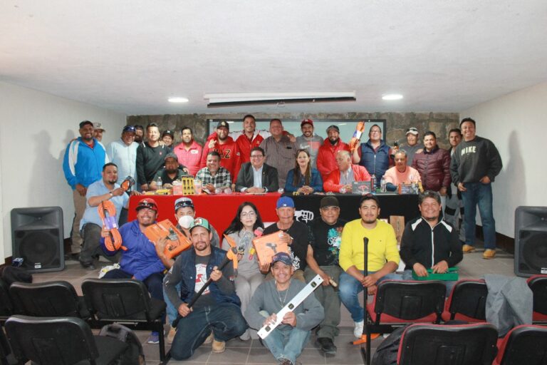 Entregan herramientas a personal del STUAZ