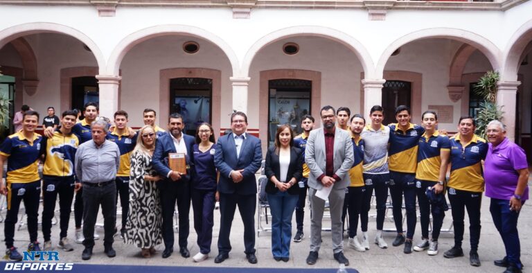 Recibe Rubén Hernández reconocimiento de la UAZ