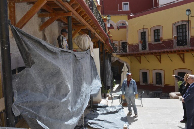 Remodelan patio central de inmueble que ocupa hotel